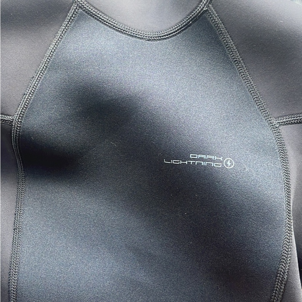Dark Lightning Wet suit Women's size 6 (small)